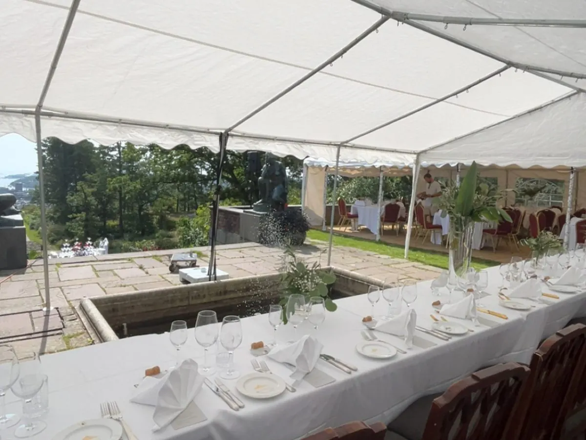 Partytelt 6 x 12 meter satt opp for stort selskap eller bryllup