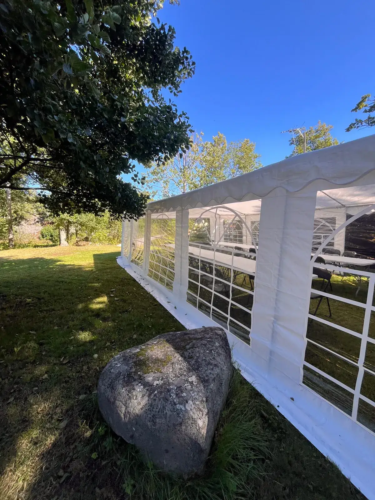 Partytelt satt opp klart for arrangement med god plass til gjester
