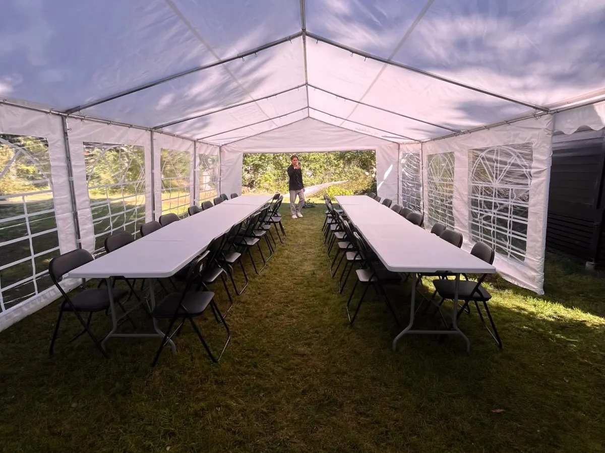 Partytelt 5 x 10 meter klart for konfirmasjon eller større hagefest