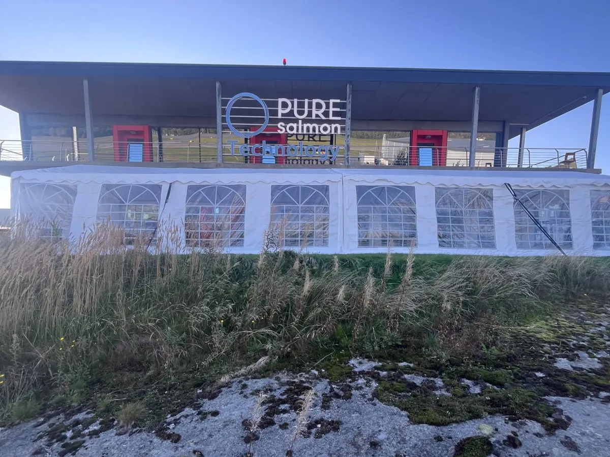 Partytelt 3 x 8 meter i smalt oppsett ved terrasse eller oppkjøring