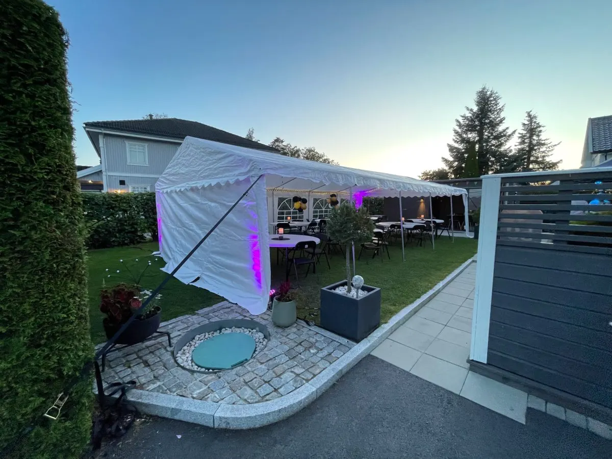 Sammenleggbart bord satt opp til middag i partytelt bilde 3