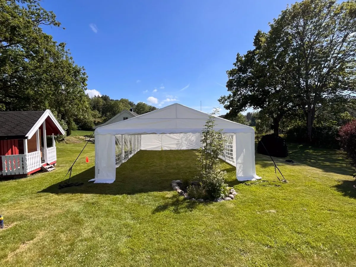 Partytelt 5x8 meter med vindusvegger til hagefest og konfirmasjon