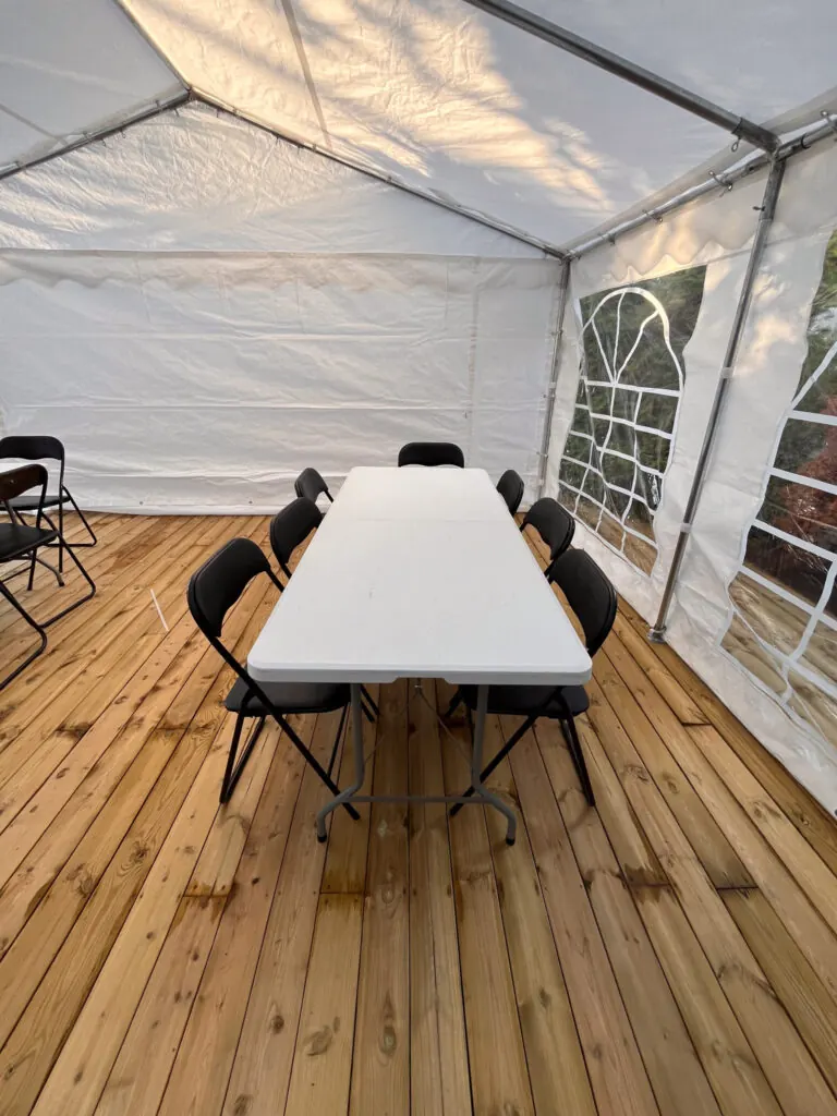 Sammenleggbart bord satt opp til middag i partytelt