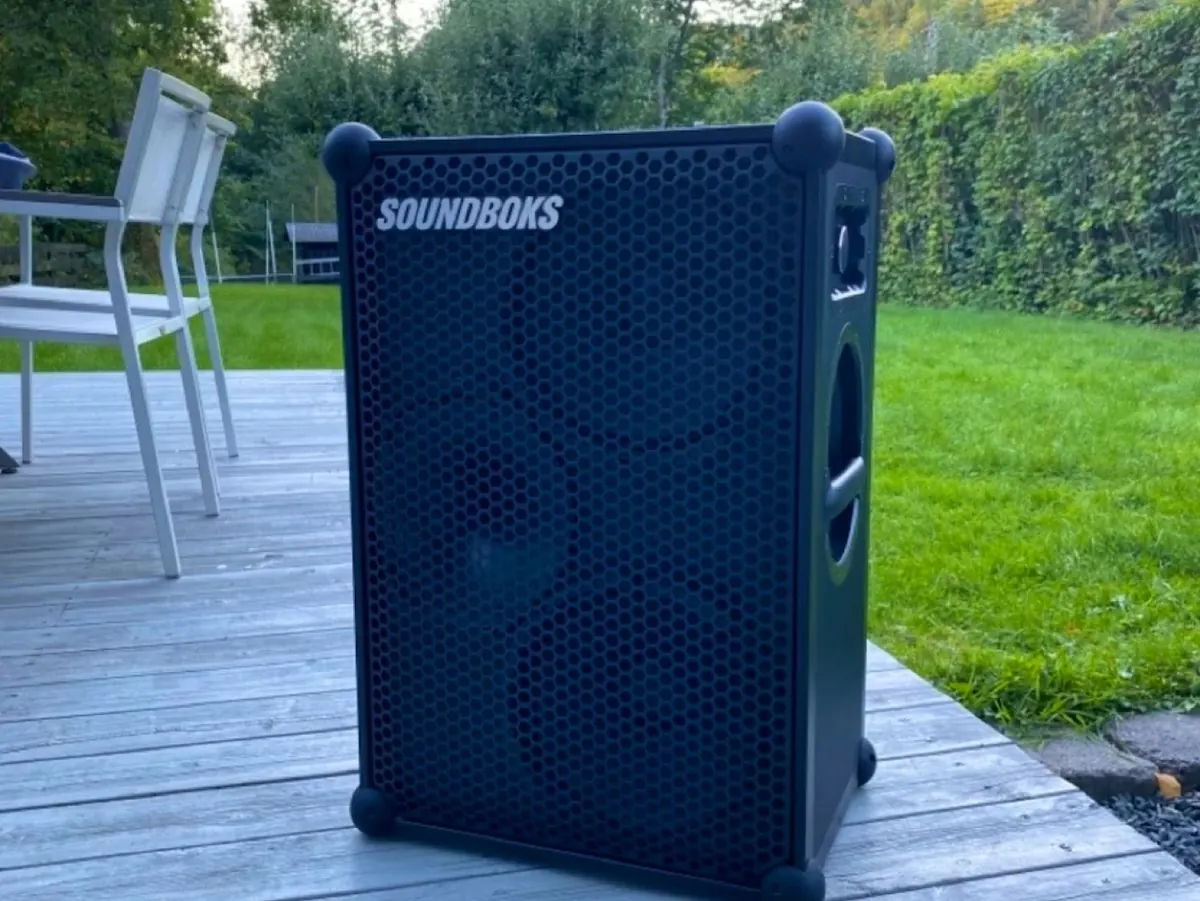 Soundboks batteridrevet høyttaler satt opp på terrasse i hage