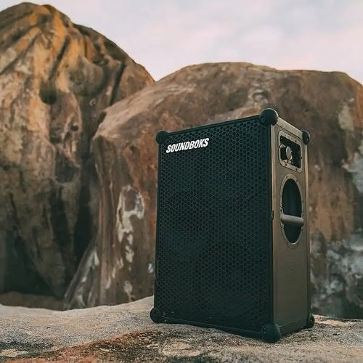 Soundboks batteridrevet høyttaler satt opp på terrasse i hage bilde 2
